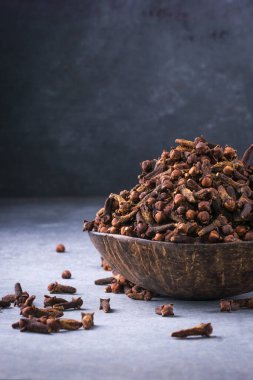 Hindistan cevizi kabuğundan yapılmış kurutulmuş karanfiller, aromatik baharat ve bitki, yakın plan yan görüş.