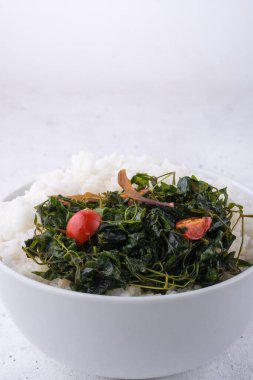 balon asması ya da köri yapraklı aşk, mudakathan olarak da bilinir, soğan, domates ve biberle karıştırılmış ve yağla sertleştirilmiş, vejetaryen sağlıklı köri ile beyaz pirinç, yakın plan