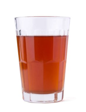 Bir bardak çay, beyaz arka planda izole edilmiş sıcak bir içecek.