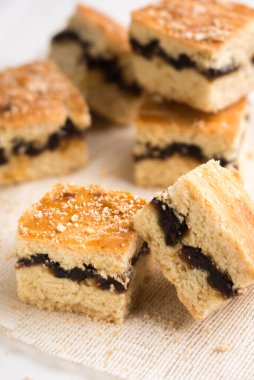 Tarih katlı tereyağlı pasta, ev yapımı meyveli pasta, yakın çekim görüntüsü.