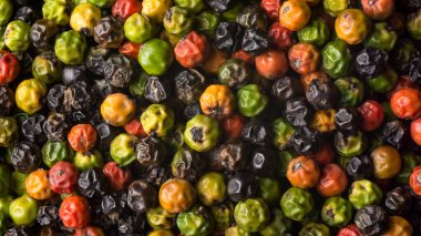 Yarı kurumuş karabiber, baharat ve baharat karışımından oluşan kurutma işlemi.