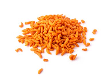 Çıtır çıtır ve baharatlı un cipsi, beyaz arka planda izole edilmiş hızlı atıştırmalık.