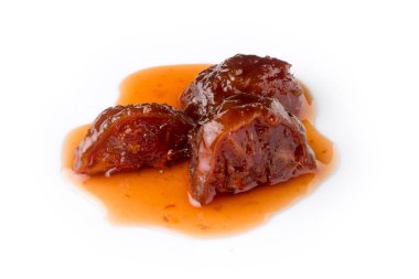 Ambarella ya da Haziran erik reçeli, ev yapımı tatlı yemek yakın plan beyaz arka planda izole edilmiş.