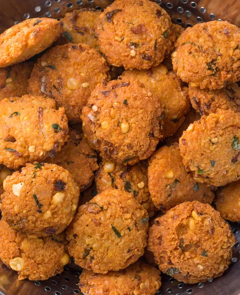 Güneydoğu Asya 'da mercimek, tuzlu kızartma ayrıca Dal Vada, wada ya da Vadai olarak da bilinir.
