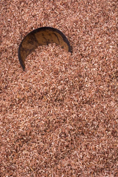 Celozrnná Hnědá Rýže Hrníčkem Kokosové Slupky Detailní Plné Zázemí Textura — Stock fotografie