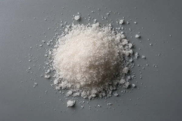 Pilha Açúcar Branco Granulado Também Chamado Açúcar Mesa Fundo Cinza — Fotografia de Stock
