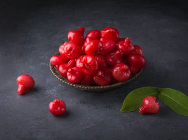 Jambu ya da gül elması, çan ağacına benzeyen meyve çan meyvesi ya da balmumu elma, sepette Sri lanka sulu meyve olarak da bilinir.