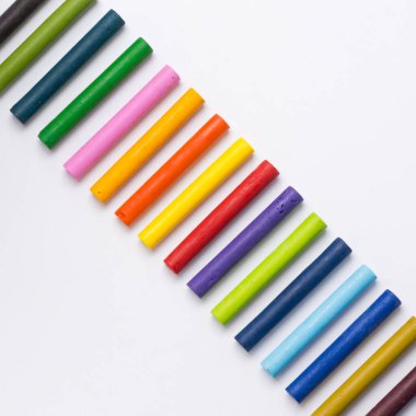 çok renkli pastel boya kalemleri beyaz arkaplanda düzenlenmiştir