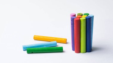 Beyaz arkaplanda çok renkli yağlı boya seti