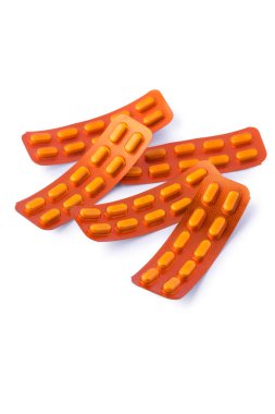 Haplı su toplayıcıları, turuncu renkli tıbbi ilaçlar vitamin, antibiyotik, ağrı kesiciler, beyaz arka planda izole edilmiş tablet modelleme şablonları için paketler