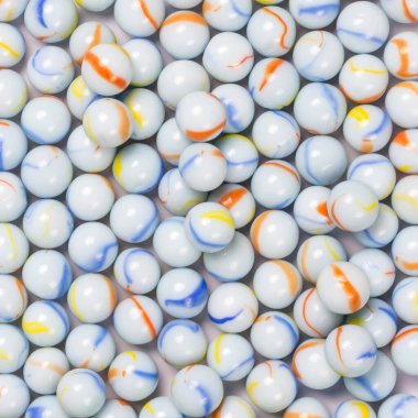 mavimsi beyaz kristal küreler, renkli bilyelerin arkaplan dokusu, yukarıdan alınan yakın plan tasarımı için duvar kağıdı veya arkaplan