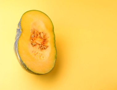 kabak dilimi sarı arkaplanda izole edilmiş, kopyalama alanı ile