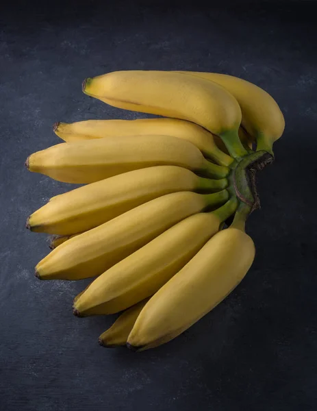 Kilka Żółtych Dojrzałych Bananów Ciemnym Tle — Zdjęcie stockowe
