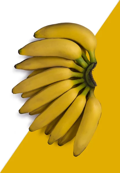 Куча Ярко Желтых Спелых Бананов Двухцветном Фоне Желтый Белый Цвет — стоковое фото