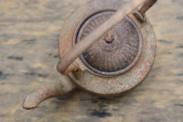 Старый Ржавый Железный Чайник Деревянной Крышке — стоковое фото