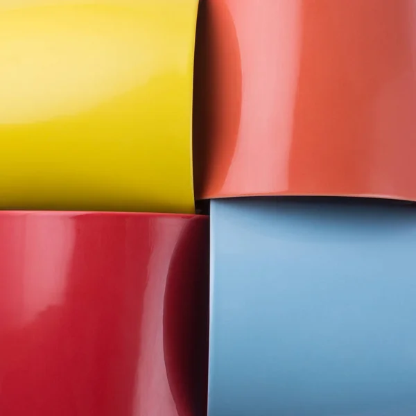 Detailní Pohled Barevné Keramické Poháry Povrch Abstraktní Červená Žlutá Modrá — Stock fotografie
