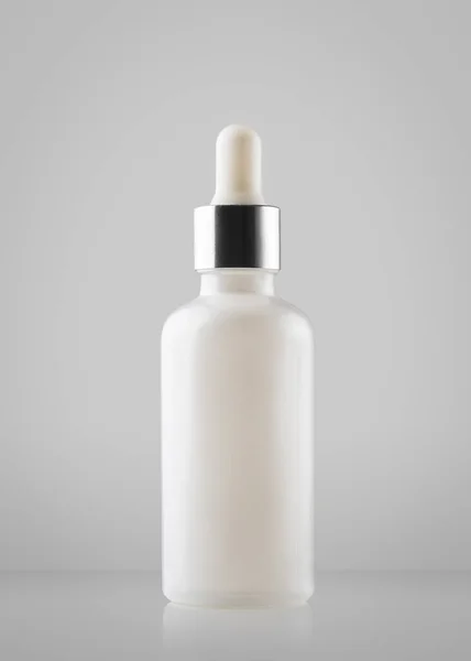 Makieta Szklana Butelki Produkt Kosmetyczny Izolowany Neutralnym Szarym Tle Szablon — Zdjęcie stockowe