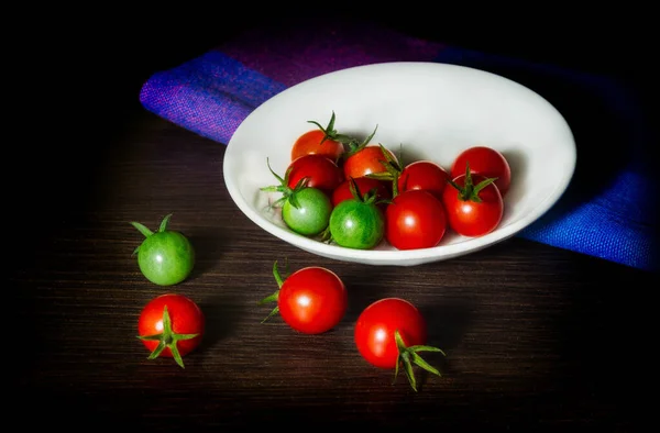Cherry Tomaten Een Plaat Geïsoleerd Donkere Achtergrond — Stockfoto