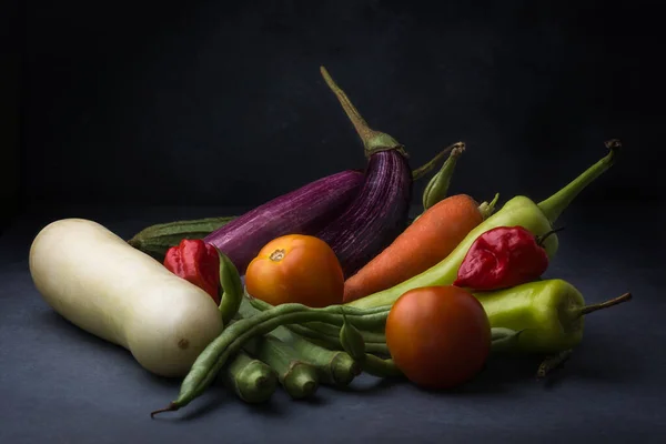 Різні Органічні Овочі Темній Текстурованій Поверхні Вид Збоку Баклажани Морква — стокове фото