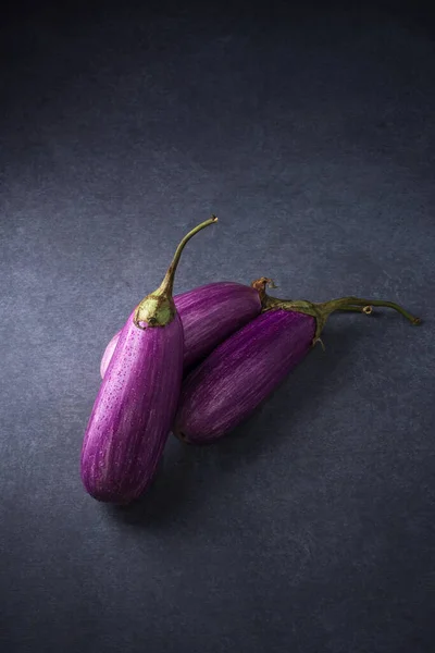 Patlıcan Brinjal Sebzeler Koyu Bir Arka Planda Izole Edilmiş — Stok fotoğraf