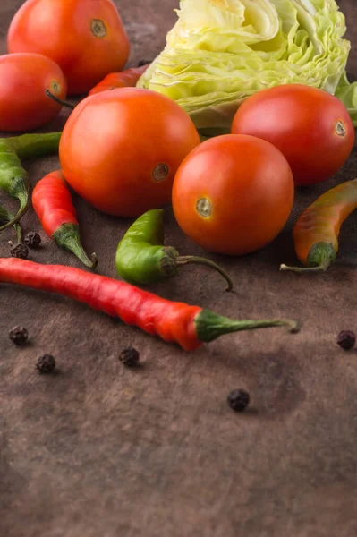 Biologische Groenten Een Houten Ondergrond Tomaten Groene Rode Pepers Kool — Stockfoto