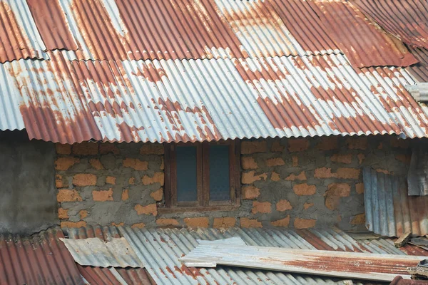 Eski Hasarlı Köy Gecekondu Evinin Yakın Plan Görüntüsü Çimento Paslı — Stok fotoğraf