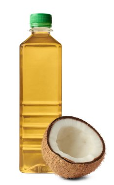 Hindistan cevizi yağı ve beyaz arka planda izole edilmiş hindistan cevizi yağı. Olgun meyvelerden elde edilen çok yönlü yağ. Yemek pişirme, tıbbi amaçlar ve kozmetik uygulamalarda kullanılır.