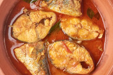 Baharatlı ve sıcak balık körisinin hamur ya da kase içinde yakın plan çekimi, hindistancevizi sütüyle pişirilmiş deniz ürünleri, tam kare yiyecek arka planında doğrudan Asya mutfağı servis ediliyor.