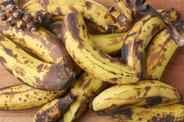 Zgraja Dojrzałych Lub Czarnych Bananów Plamistych Zgniłych Lub Zepsutych Odpychających — Zdjęcie stockowe
