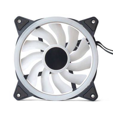 Beyaz plastik bıçaklı soğutma vantilatörünü, soğutma bilgisayarlarını ve diğer elektronik ekipmanları beyaz arka planda gölgeli bir şekilde izole ettim.