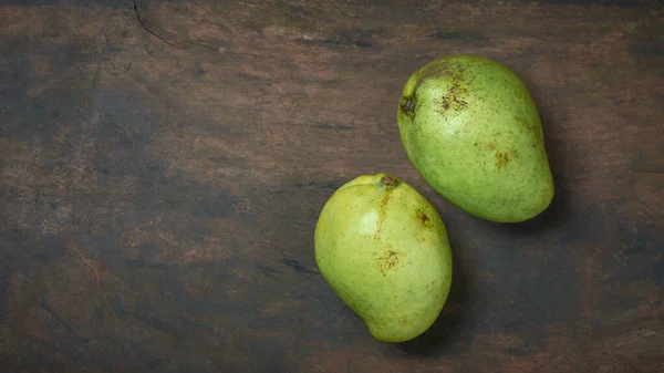 Zwei Mangos Auf Einer Rustikalen Holztischplatte Mangifera Indica Eine Beliebte — Stockfoto