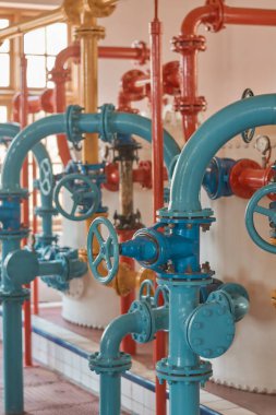 Kapakçıklı eski veya antika su veya gaz çelik boru sistemi, seçici odaklı dikey yönelimde alınmış endüstriyel ekipman konsepti