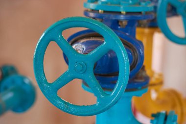 Su ya da gaz vanası çelik boru, eski ya da antika dairesel ya da boru sisteminde kapakçık, endüstriyel ekipman konsepti seçici odak noktasında alındı