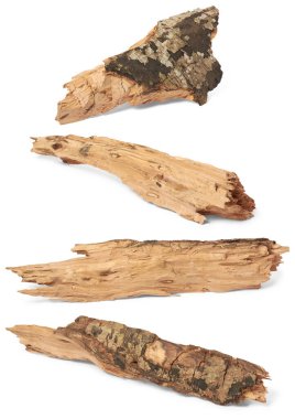 Doğranmış odun parçaları, şöminelerde, odun ocaklarında ya da açık hava ateş çukurlarında yakıt olarak kullanılmak üzere hazırlanan baharatlı ahşap parçaları, ekonomik olarak ortak ısı ve enerji kaynağı, beyaz üzerine izole edilmiş.