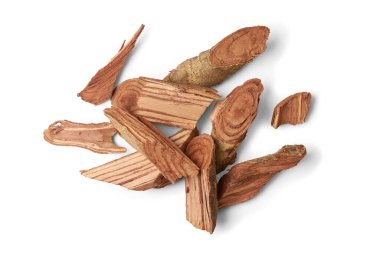 Kothala himbutu ağaç kabuğu parçaları, ayurvedic tıpta yaygın olarak kullanılan diyabet ve obezite, Sri Lanka 'ya özgü kurutulmuş odunsu geleneksel ilaç beyaz arka planda izole edilmiş.