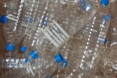 Kullanılmış plastik su şişelerinin yakın plan çekimi, eski istenmeyen şeffaf kaplar, geri dönüşüm, plastik atık ve kirlilik kavramı için toplanan tam çerçeve