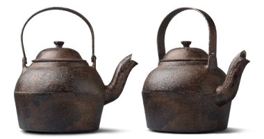 Sert yüzeyi olan dökme demir çaydanlıklar. Kaynayan su ve demlenen çay için kullanılan klasik kap. Isı tutma özellikleri farklı açılardan alınmış ve beyaz arka planda izole edilmiş.