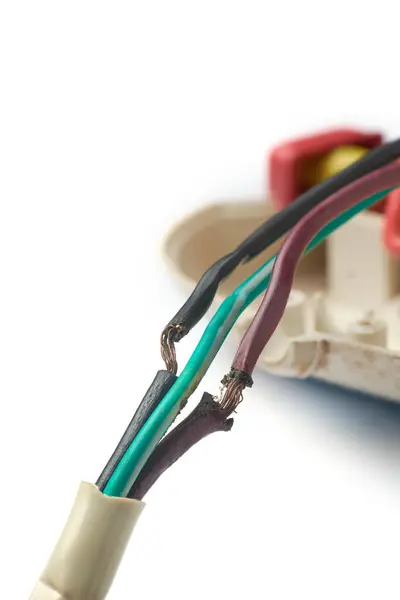 Hasarlı elektrik kablosu beyaz arka planda izole edilmiş, kırılmış elektrik kablosu açığa çıkmış kablolar ciddi tehlikeler oluşturuyor, yangın tehlikesi ve kısa devre, seçici odak noktası ve kopyalama alanı