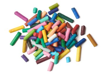 Çok renkli boya kalemleri kullanılmış, yarısı kullanılmış eski balmumu boya parçaları izole edilmiş beyaz arka plan, yukarıdan alınmış.