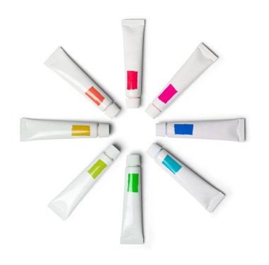 Sanatçının boya tüpleri renk çarkı veya daire deseni izole edilmiş beyaz arka plan, sanat malzemeleri yağ, akrilik veya suluboya şablonu