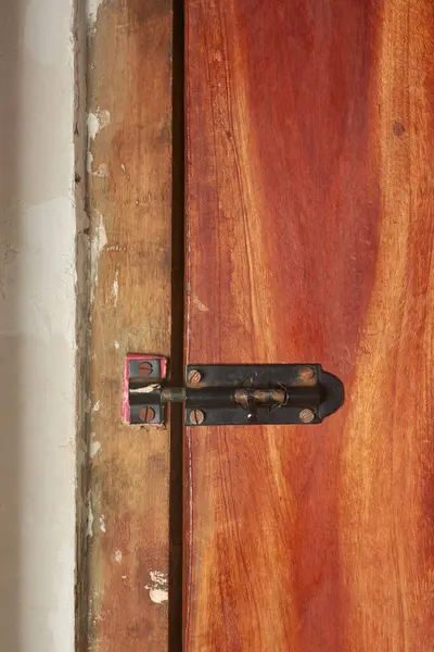 木制门锁或门闩 固定在木制门面近视视图上 垂直方向 有复制空间 图库图片