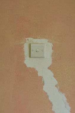 Beton ya da beton duvardaki elektrik kablolarının onarılmış gizli kurulumu kopya alanı ile çekilmiş alçı anahtarı