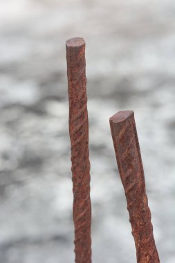 Paslı eski demirler ya da güçlendirilmiş demirler, paslanmış ya da oksitlenmiş çelik nemli çevresel faktörlere uzun süre maruz kalma, düzenli bakım denetim konsepti, kopyalama alanı olan seçici odak