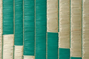 Plastik saman kamış hasır kaplama yüzey arka planı, el yapımı sazlıklar desenli duvar kağıdı veya plaj piknik zemininin örtüsü veya dekoratif amaçlı arkaplan