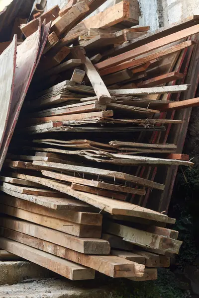 Haufen Alter Holzplanken Von Bau Oder Abrissstelle Schuttholzstapel Mit Nagelsplittern — Stockfoto