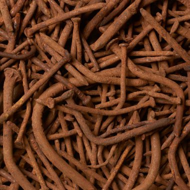 Paslı, eski yamuk çivilerin tam çerçeve arka planda yakın plan, paslanmış ve kullanılamaz durumda kahverengi çelikten yapılar paslı, eğri büğrü ve kırık, arıza konseptinden kaynaklanıyor.