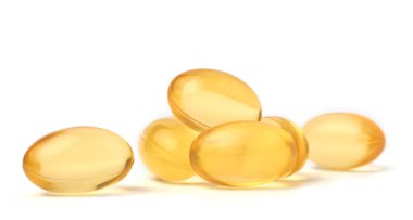 Balık yağı kapsüllerinin ya da hapların yakın çekim makro görüntüsü izole edilmiş beyaz arka plan, Omega 3 yağ asitleri açısından zengin besin takviyeleri