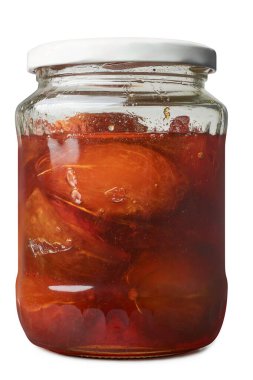 Bir şişe ambarella ya da Haziran eriği reçeli ya da marmelat izole edilmiş beyaz arka plan, şeffaf kavanozda tropik tatlı aromalı tatlı şablonu