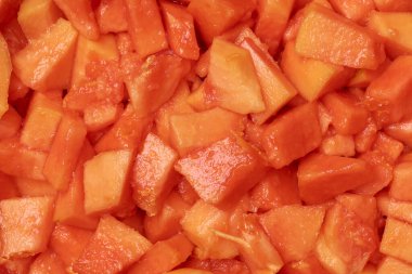 Olgun papaya eti, canlı portakal ve kırmızı yumuşak ve sulu meyve parçaları karışık meyve salatası veya smoothie hazırlamak için.