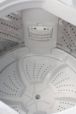 Üst yükleme makinesinin iç görünümü beyaz çelik varil yakın çekim su akışı için delinmiş desen